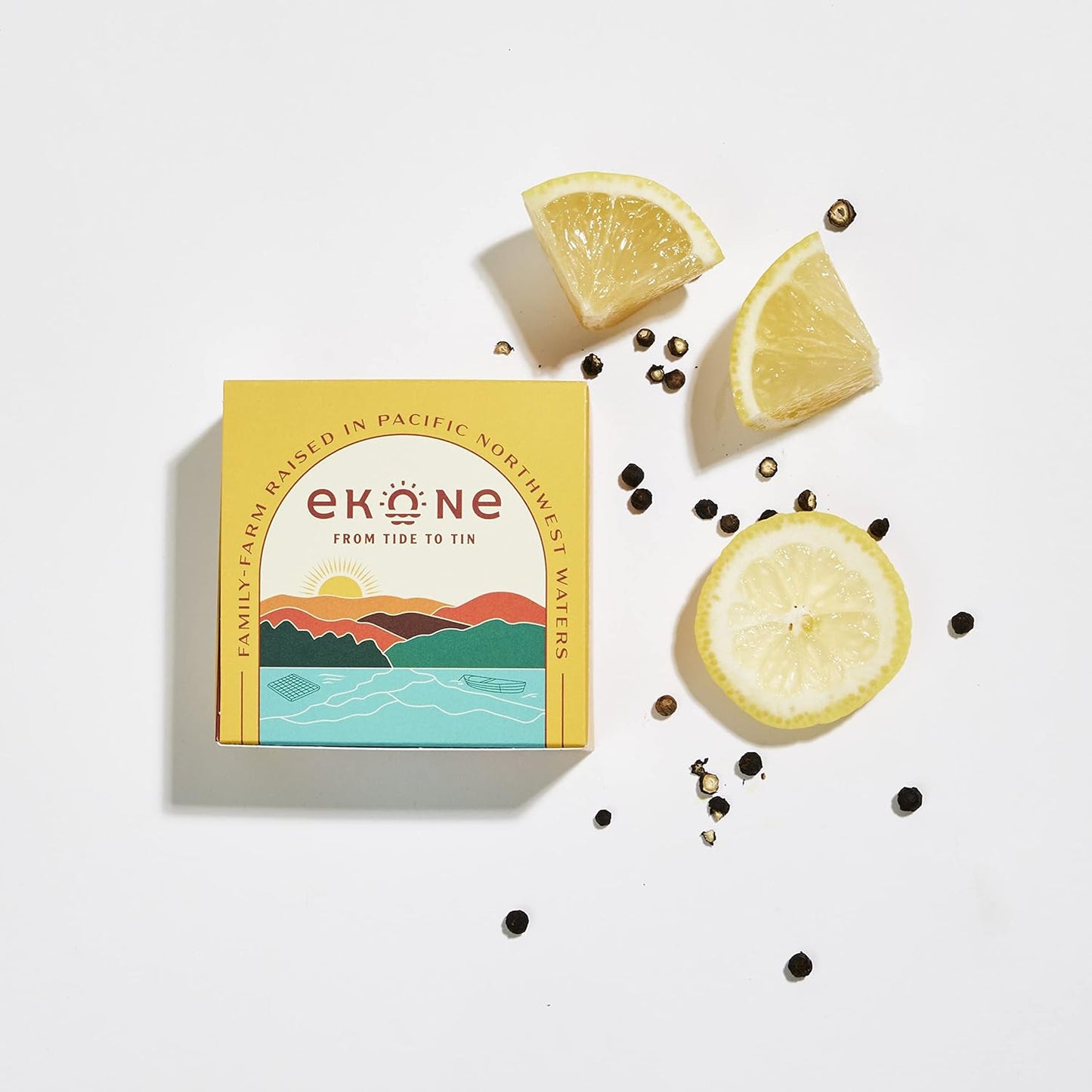 Ekone-Ostras-ahumadas-con-pimienta-y-limón-cultivadas,-criadas,-enlatadas-en-el-de-620