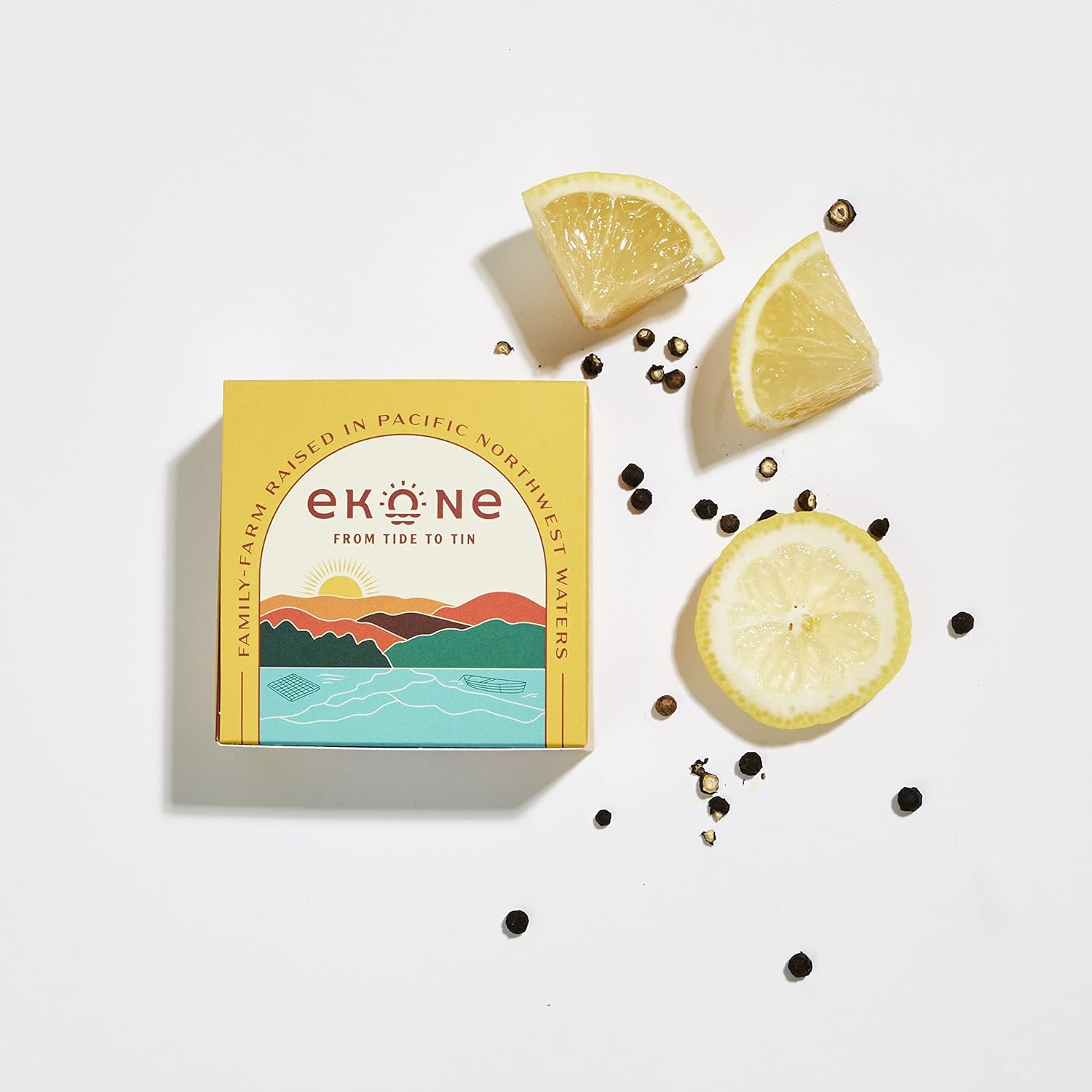 Ekone-Ostras-ahumadas-con-pimienta-y-limón-cultivadas,-criadas,-enlatadas-en-el-de-620